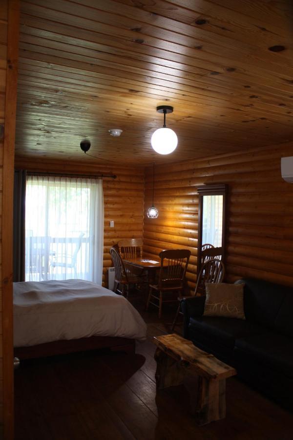Chalets Et Spa Lac Saint-Jean Chambord Exteriör bild